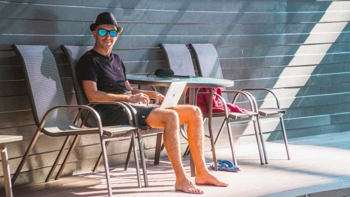 Digitaler Nomade arbeitet am Pool