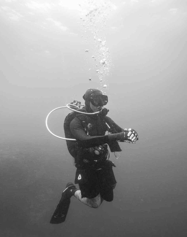 Dive Guide schwebt unter Wasser