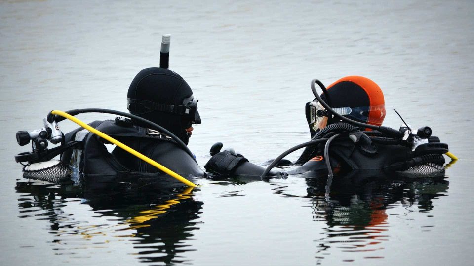 Tauchlehrer mit Schüler im Wasser