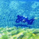 Taucher unter Wasser im See