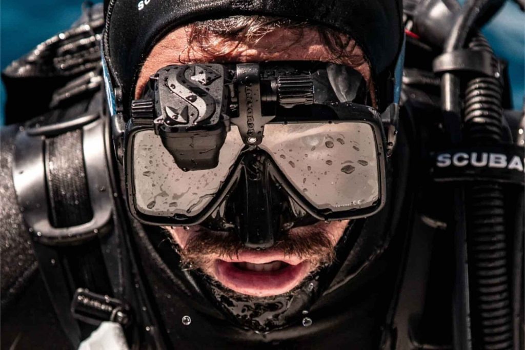 Scuba diver wearing Scubapro Galileo hud dive computer