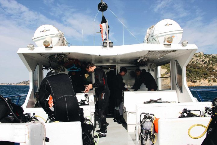 Taucher bereiten sich auf Boot auf Tauchgang vor