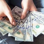 Hände halten Dollarscheine