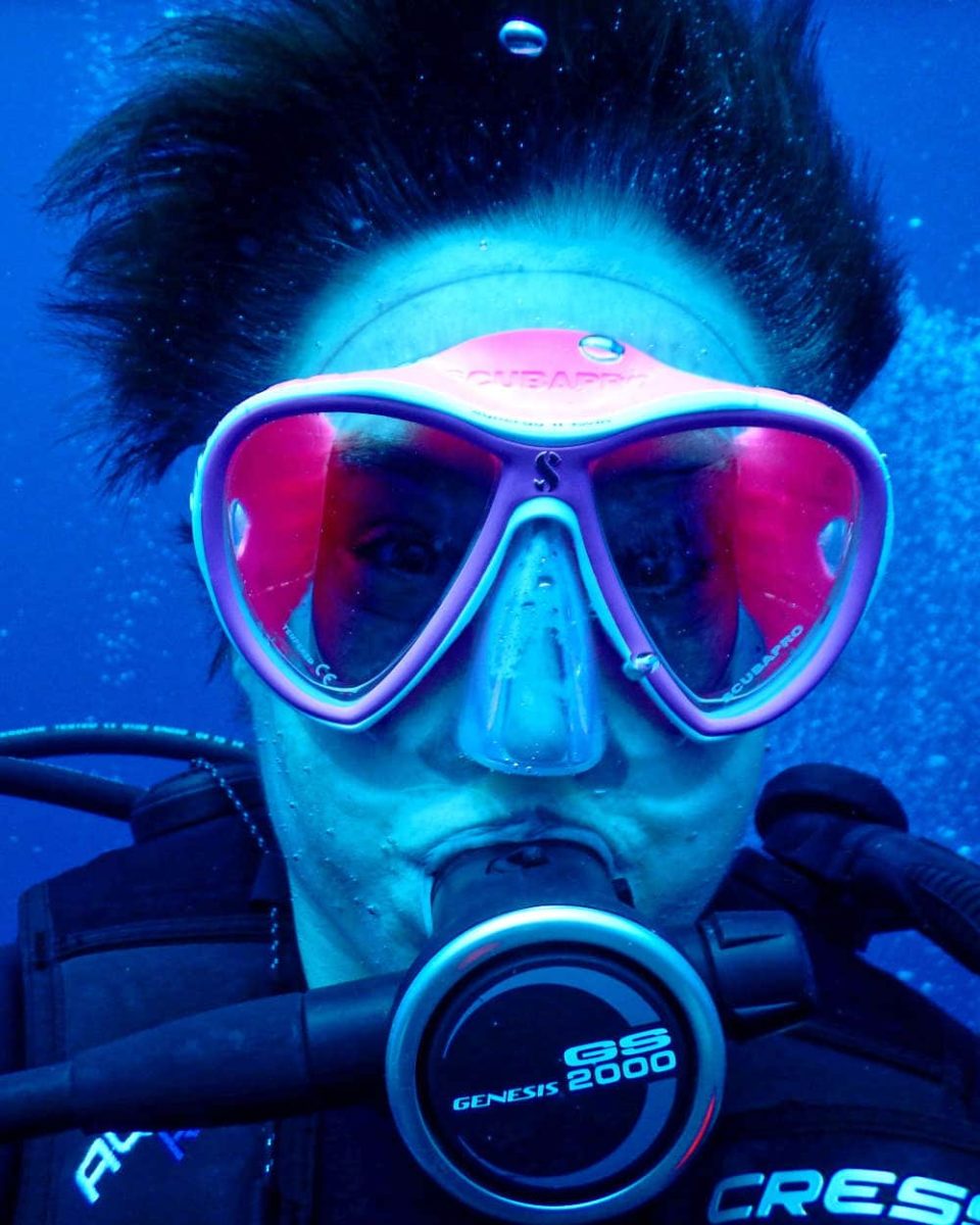 Taucherin macht Selfie unter Wasser