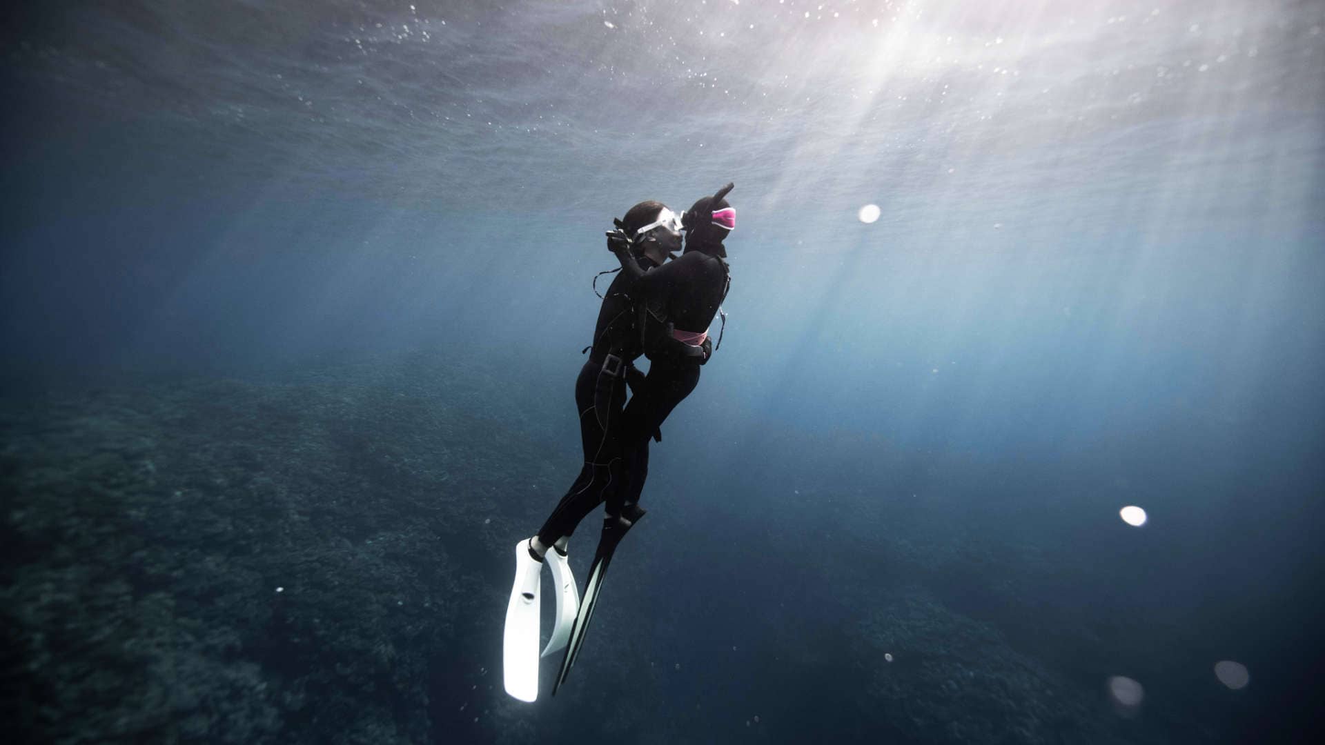 Freediver couple kissing underwater