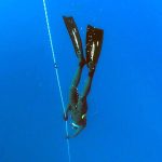 Freediver beim Abstieg an Seil