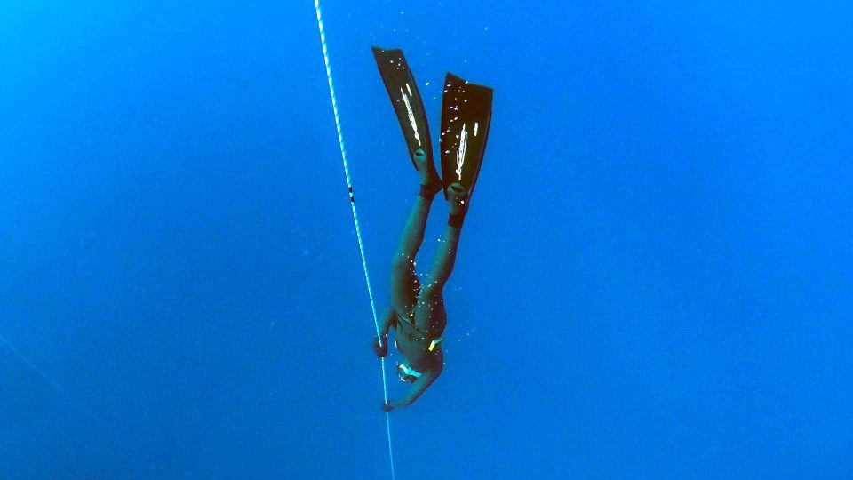 Freediver descending down line