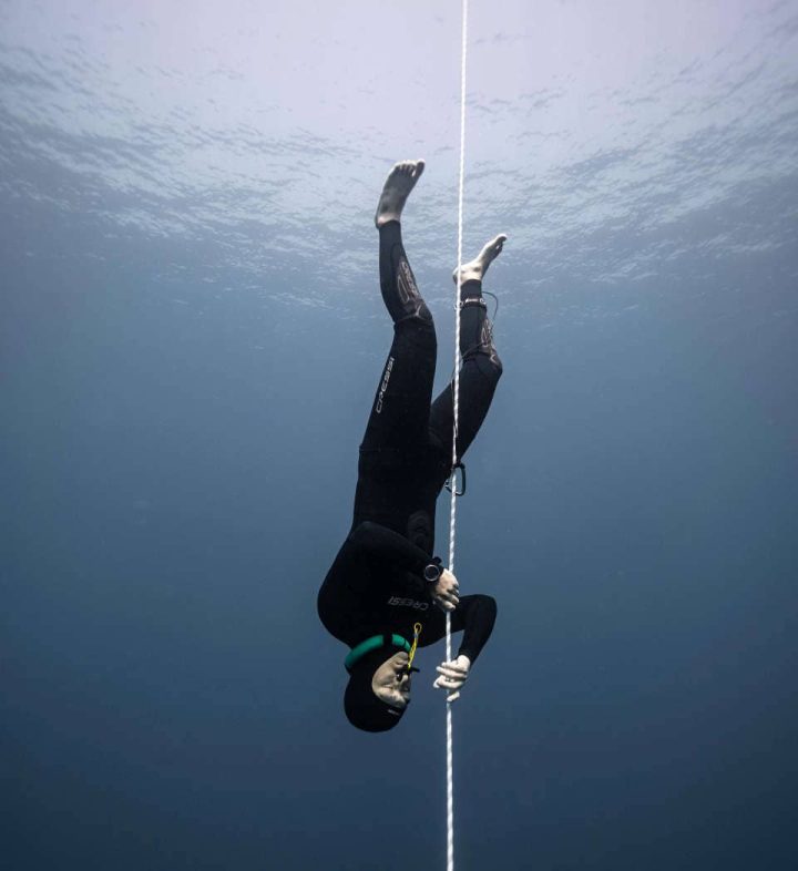 Freediver ohne Flossen bei Wettbewerb