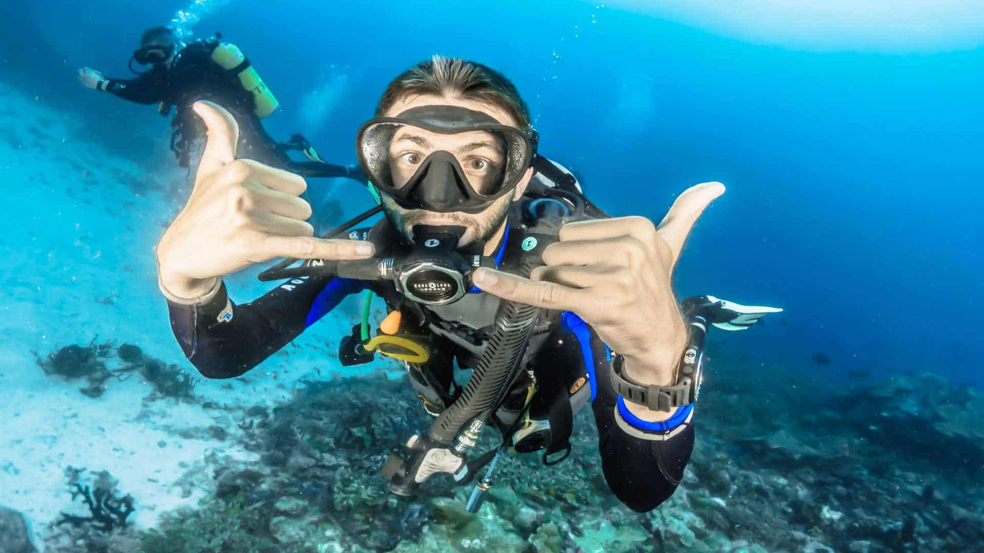 Fröhlicher Taucher unter Wasser