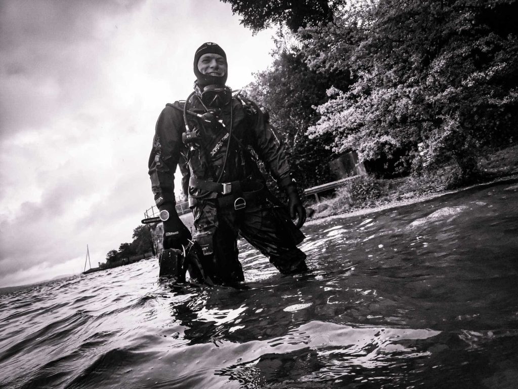 About 2 Social Diving Gründer Julius Launhardt in Trockentauchanzug in Starnberger See