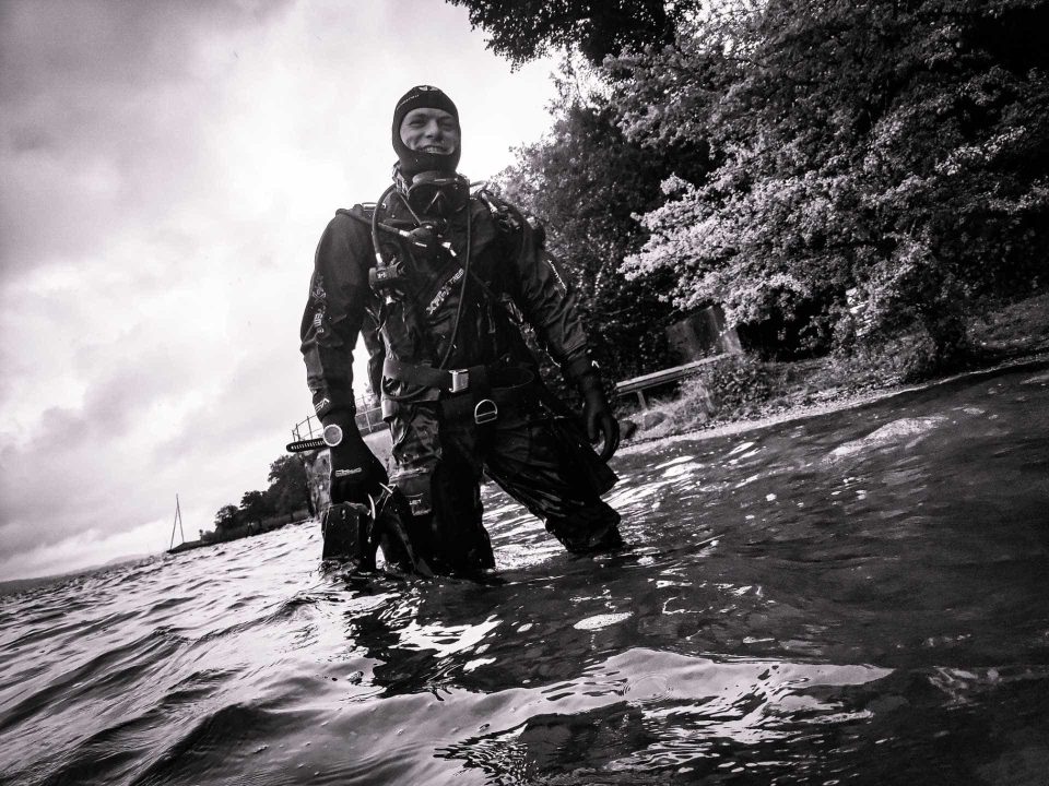 Social Diving Gründer Julius Launhardt im Trockentauchanzug am Starnberger See