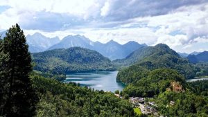 Schloss Hohenschwangau neben See