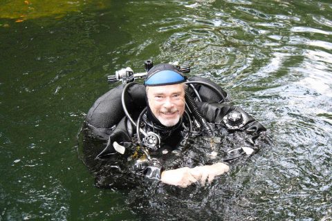 Alter Höhlentaucher an Wasseroberfläche