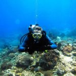 Alter Taucher tariert unter Wasser