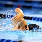 Olympischer Schwimmer auf der Bahn