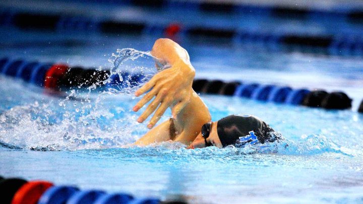 Olympischer Schwimmer auf der Bahn