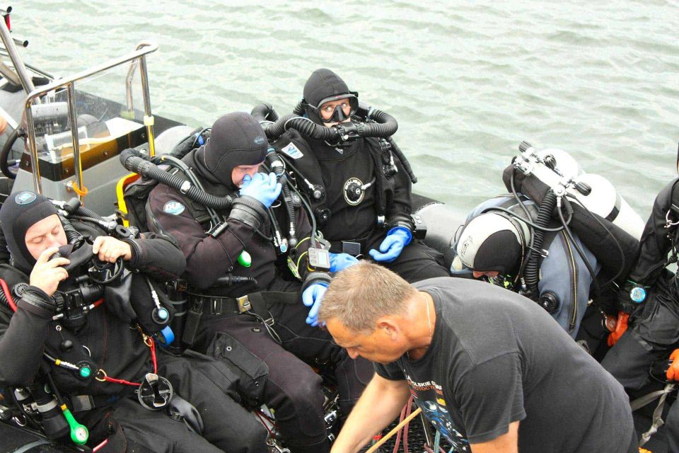 Gruppe von Rebreather Tauchern auf Speedboot