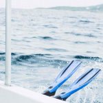 Taucher rollt rückwärts vom Boot