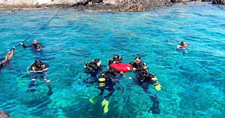 Frequently Asked Questions 12 Group of divers at surface