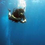 Taucher prüft Druck unter Wasser
