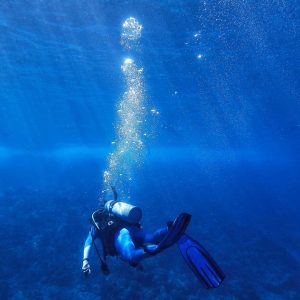 How to conserve air while scuba diving