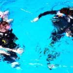 Taucher beim Abstieg im Pool