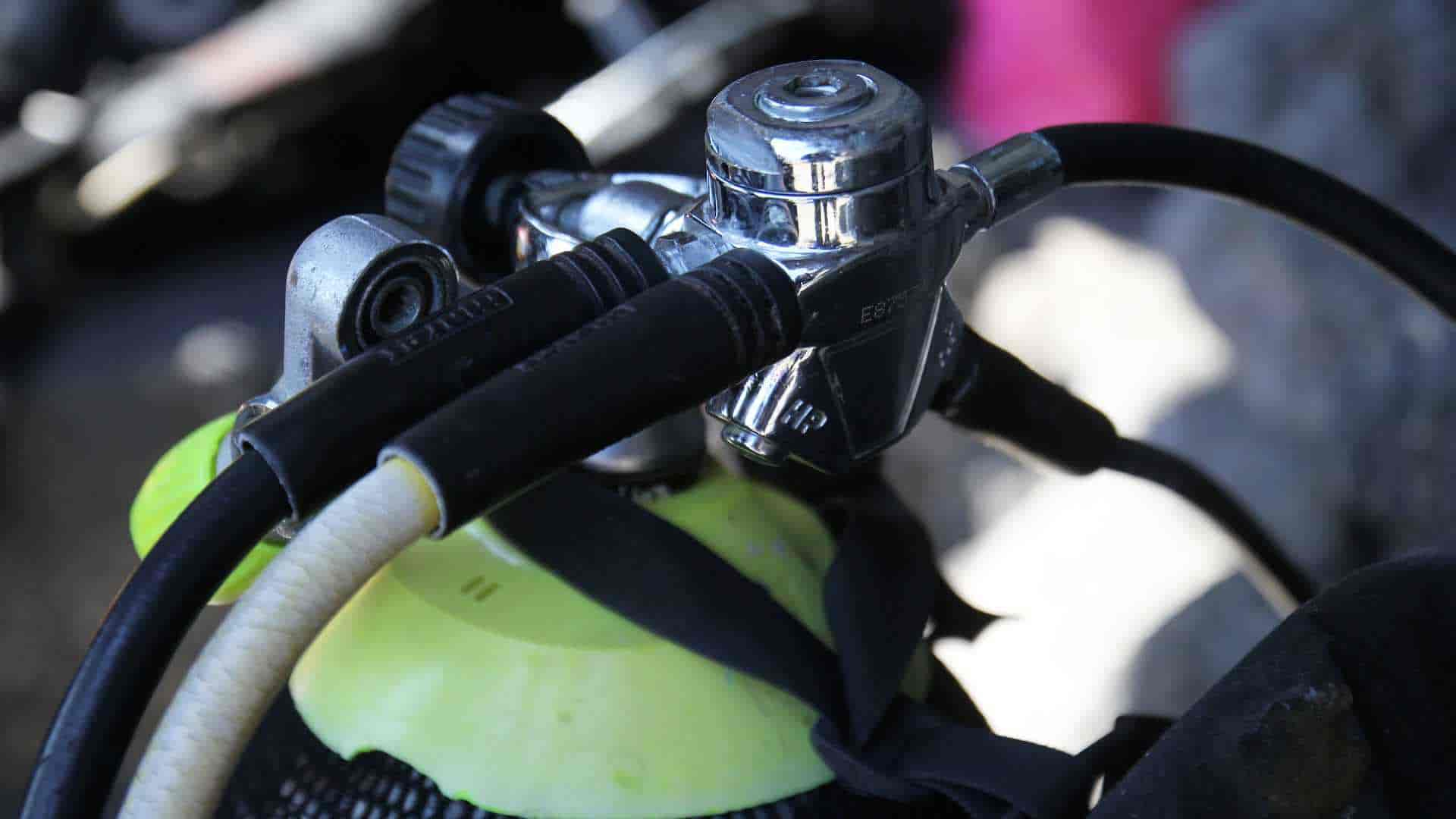 DIN Versus Yoke Valves • Scuba Diver Life