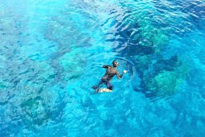 Schnorcheler in klarem Wasser an der Oberfläche