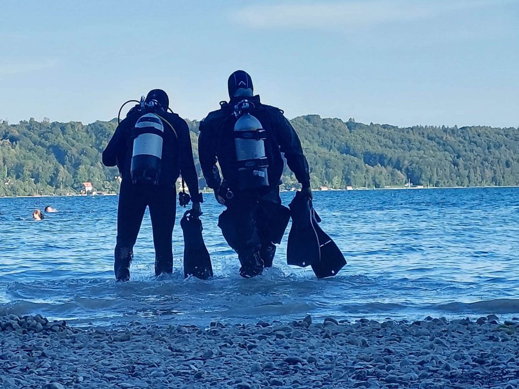 Social Diving members walking into Lake Starnberg