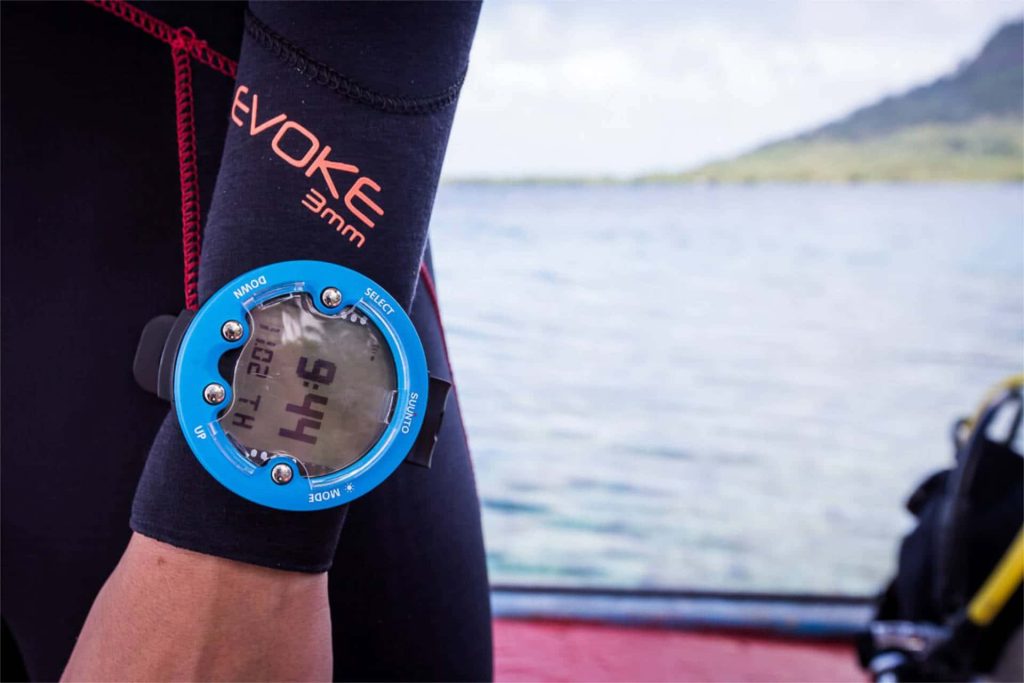 Suunto Zoop Novo 5 Woman wearing blue Suunto Zoop Novo on wrist