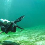Technischer Taucher benutzt Flutter Kick im See