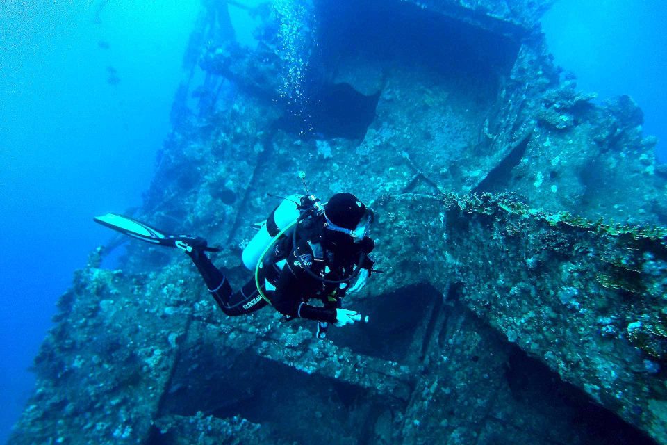 Taucher am Wrack der Zenobia auf Zypern